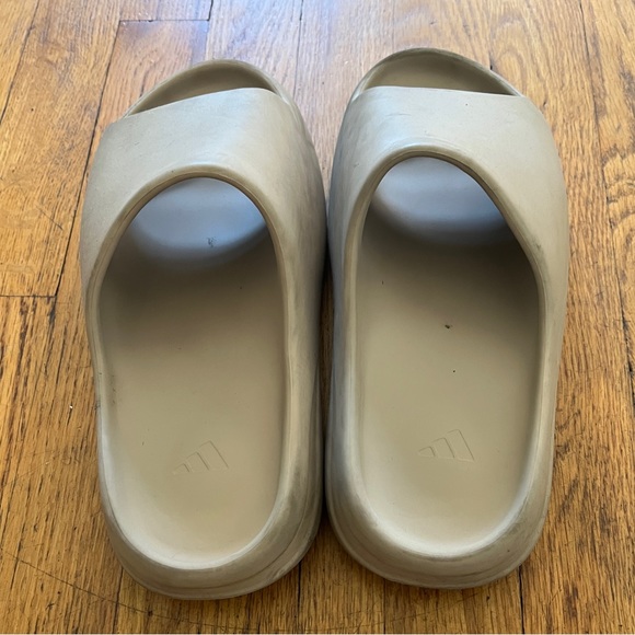 Gently worn Yeezy slides .. main image 4